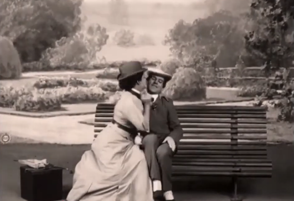 Sur un banc, dans un parc, une femme séduit un homme et se montre très entreprenante