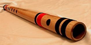 Bansuri bamboo flute 23inch, par Betelgeuse [CC BY-SA 3.0] via Wikimedia Commons