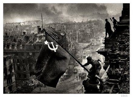 L'armée soviétique hisse son drapeau sur un immeuble de Berlin en 1945