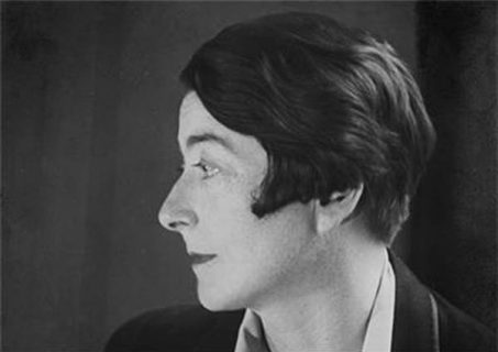 Portrait en noir et blanc et de profil d'Eileen Gray