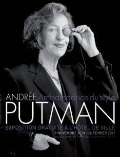 Portrait en noir et blanc d'Andrée Putman portant un monocle