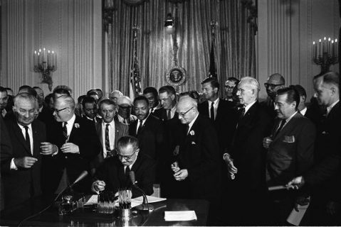 Le président Johnson signe le Civil Rights Act, le 2 juillet 1964 à la Maison Blanche