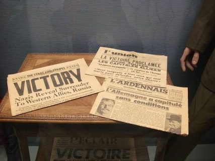 Plusieurs journaux datés du 8 mai 1945
