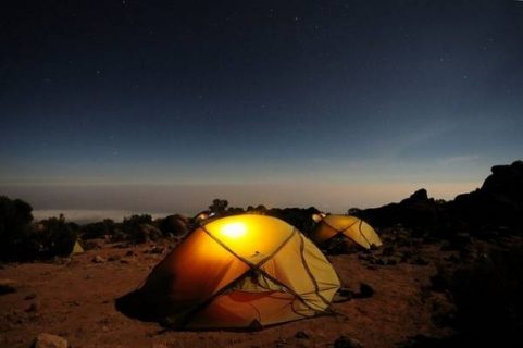 Photo d'une tente prise de nuit