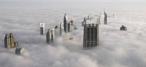 Photo des gratte-ciel de Dubaï dépassants les nuages
