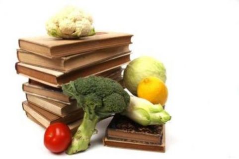Vieux livres entourés de légumes