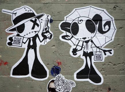affiche de street art avec personnages en noir et blanc