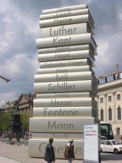 La gigantesque sculpture "Imprimerie moderne" sur Belbelplatz en hommage aux grands auteurs allemands