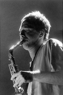 portrait de John Zorn au saxophone