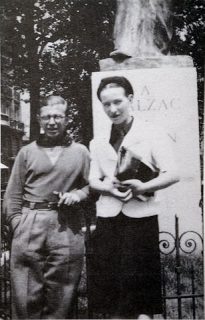 Beauvoir et Sartre devant la statue de Balzac