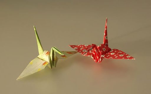 Photographie de deux grues en origami avec du washi