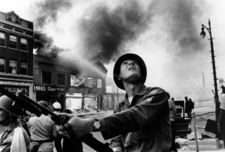 Photo du garde national Gary Ciko guettant les snipers lors de l'incendie des immeubles de Linwood Street à Detroit en 1967