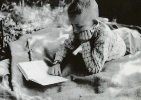 Jean Echenoz enfant en train de lire