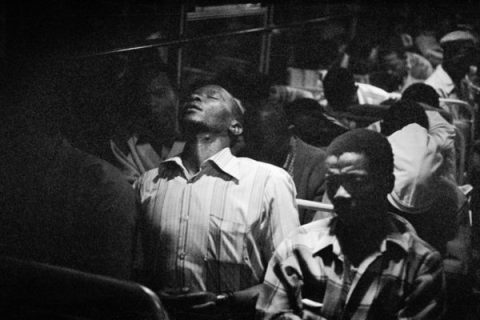Un homme noir endormi dans un bus