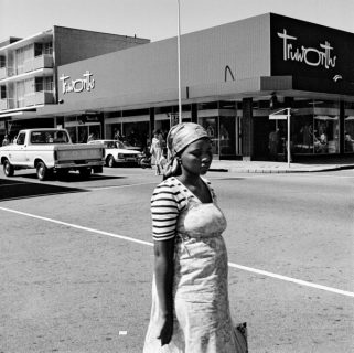 Une femme noire à un coin de rue