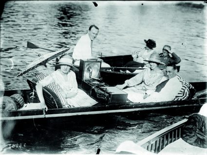 Photographie, au début du XXe siècle, d'une promenade en barque avec gramophone
