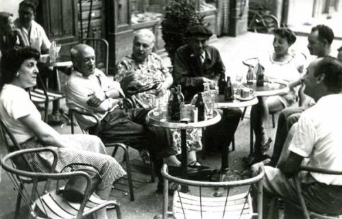 Les peintres Picasso (à gauche), Pierre Brune (au centre), et Eudaldo (deuxième plan à droite) à Céret dans les années 1950.