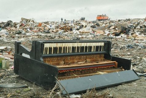 Un piano abandonné sur une décharge