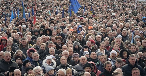 Une foule compacte sur la place de l'Indépendance de Kiev
