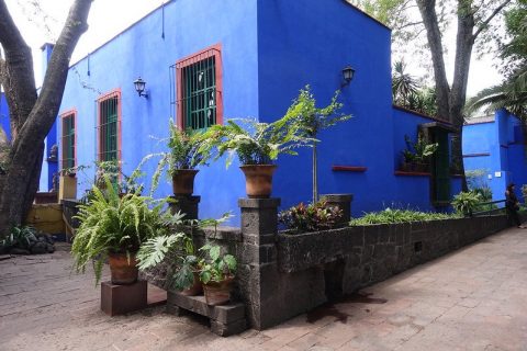 La Casa Azul vue de l'extérieur avec ses murs bleus