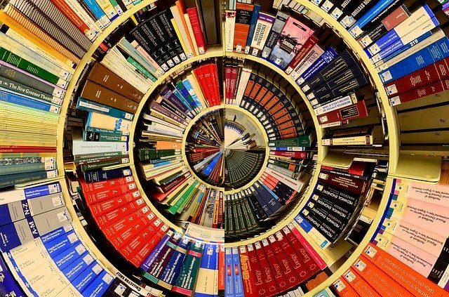 Des rangées de livres en cercle