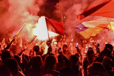 Drapeaux et fumigènes pour célébrer la victoire de l'"apruebo" le 25 octobre 2020.