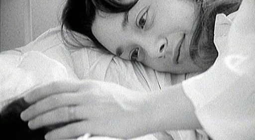 Une femme allongée caresse la tête d'un nouveau-né