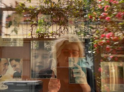 Le reflet de Dominique Cabrera dans une vitrine