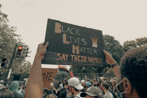 Pancarte brandie lors d'une manifestation Black Lives Mater