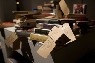 Une pile de livres marqués avec des étiquettes