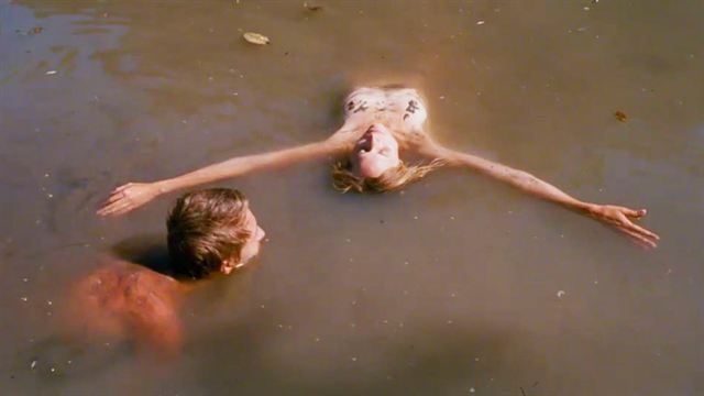 Deux adolescents immergés dans une eau trouble
