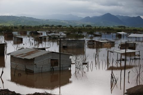 Un village et maisons inondées