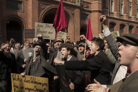 Image de la série Babylon Berlin : manifestation avec pancartes et drapeaux rouges