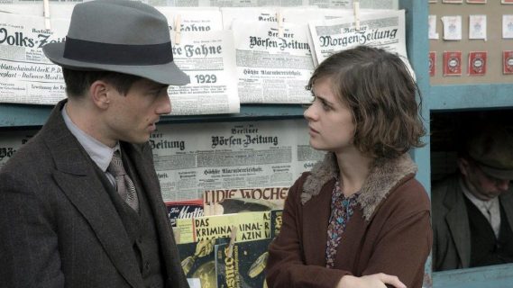 Image de la série Babylon Berlin : les deux personnages principaux devant un kiosque à journaux