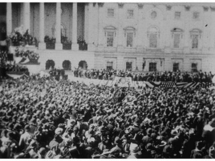 La foule écoute le discours du président McKinley sur la place du Capitole