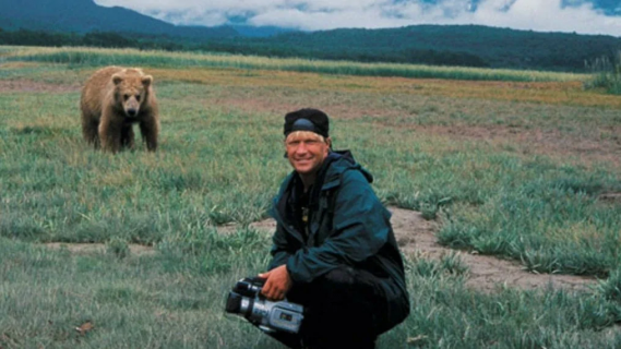 Timothy Treadwell tournant le dos à un grizzly