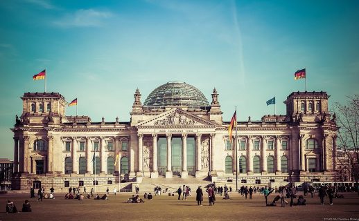 Le Reichstag, sa coupole, ses drapeaux allemands