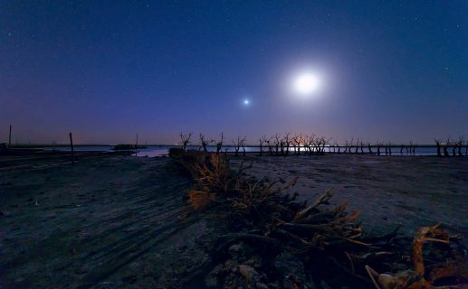 Vénus et la Lune éclairent un paysage marin