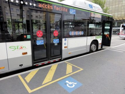 Photo d'un bus accessible aux personnes handicapées