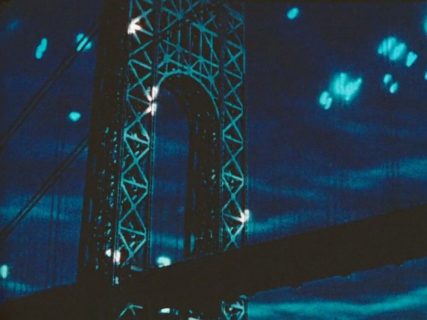 Le pont de Brooklyn de New York, vu d'en bas, l'image est teintée en bleu foncé et parsemée d'éclats bleu clair.