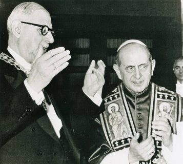 Photographie en noir et blanc du président Charles de Gaulle et du pape Paul VI
