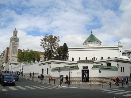 Entrée de la Grande Mosquée de Paris : murs blancs, toits verts et minaret