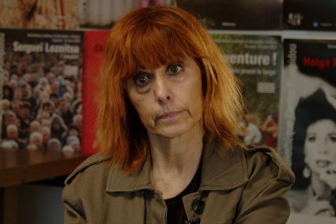 Pascale Cassagnau devant les affiches des cycles de La Cinémathèque du documentaire à la Bpi.