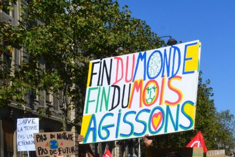 Une pancarte "Fin du monde, fin du mois, agissons" lors d'une manifestation