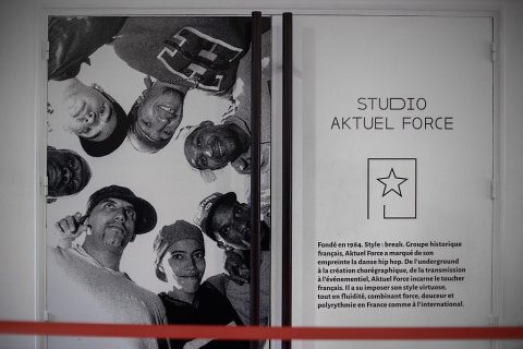 Une double-porte blanche. Sur le battant de gauche, une photo de groupe du crew Aktuel Force. Sur le battant de droite, le nom du studio, et un petit historique.