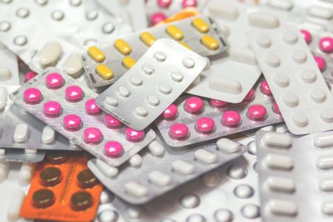 Photo de tablettes de médicaments de diverses couleurs