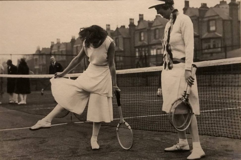 Suzanne Lenglen montre sa jupe confectionnée par le styliste Jean Patou