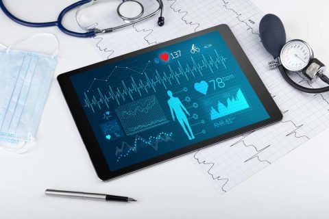 Tablette affichant des données de santé au praticien