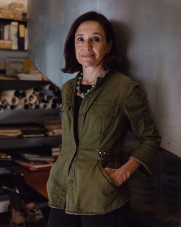 Portrait photographique de Patrizia Zanotti. Plan italien (de la tête à mi-cuisse)