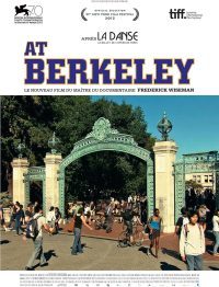 Affiche du film "At Berkeley", de Frederick Wiseman. Une photo de l'entrée du campus apparait, des étudiant·es entrent et sortent